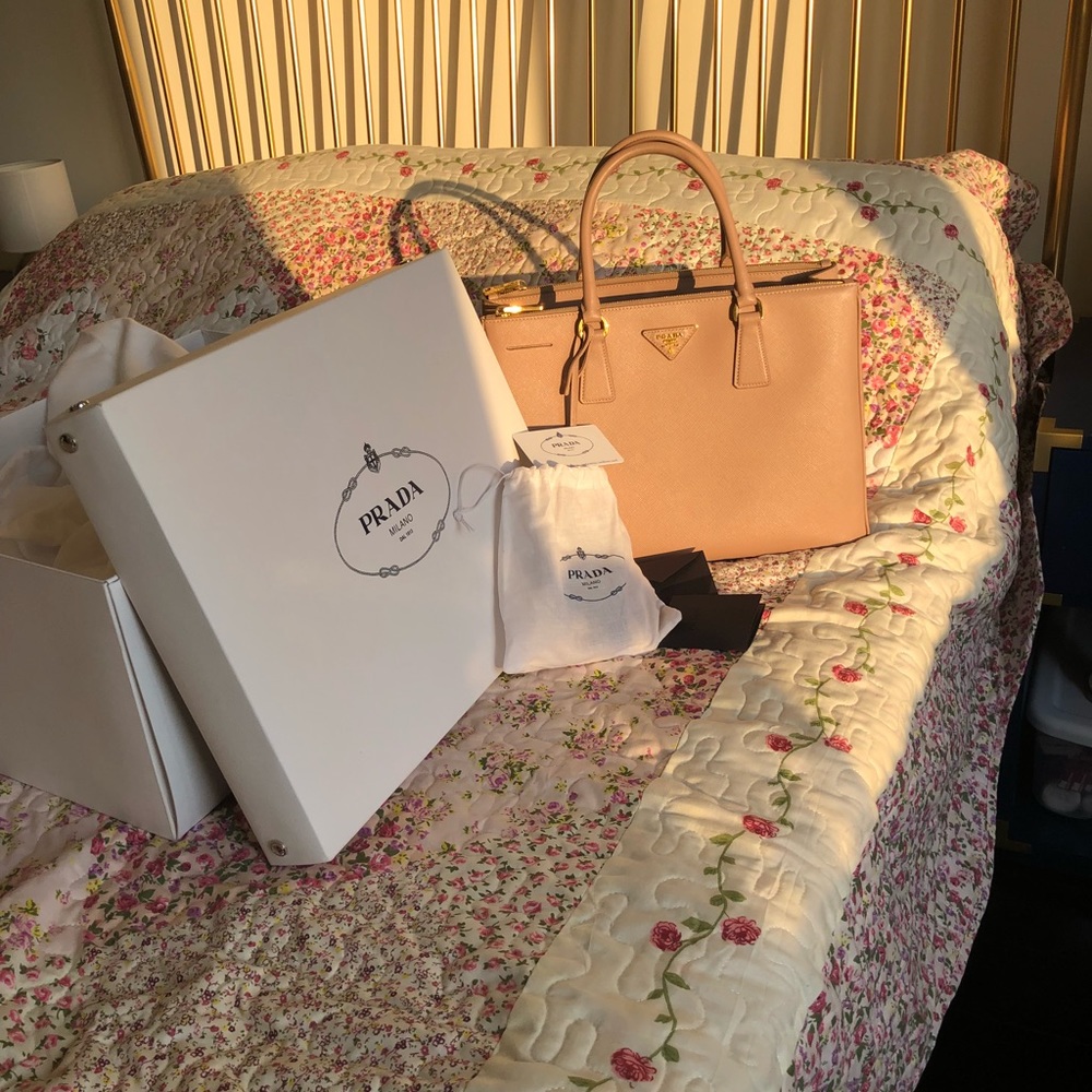 **SOLD**Prada medium saffiano leather tote - Picture 1 of 8